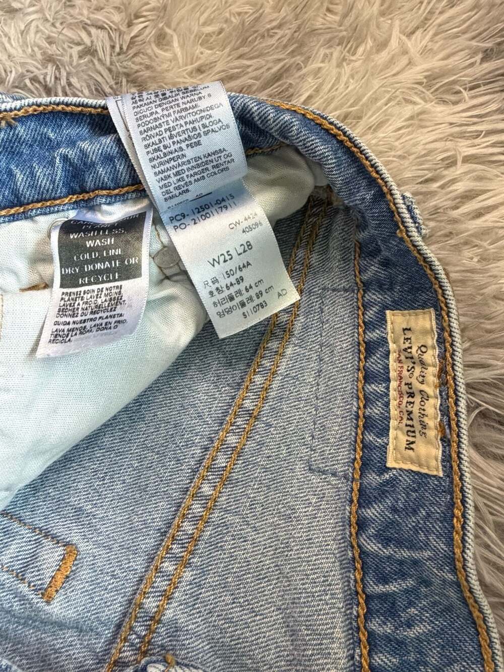 Levi's Premium 501 Original Fit Jeans Light Wash Size 25x28 - Picture 6 of 9